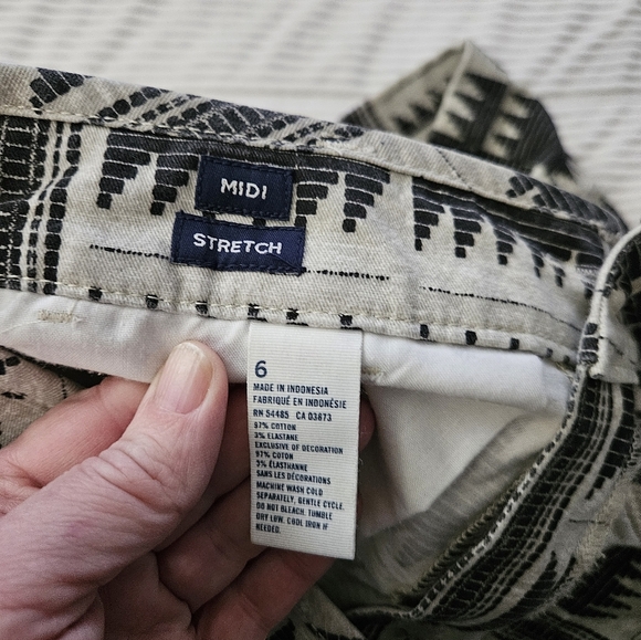 American Eagle Black and Cream Aztec  Patterned Women's Shorts Size 6 - Picture 5 of 6